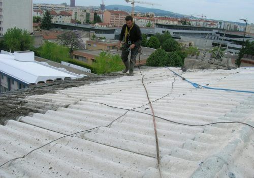 Homme nettoyant un toit