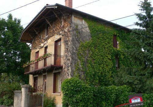Maison à étages dont les murs sont recouverts de vigne vierge