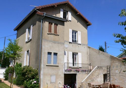 Maison grise vue de trois quart avant travaux
