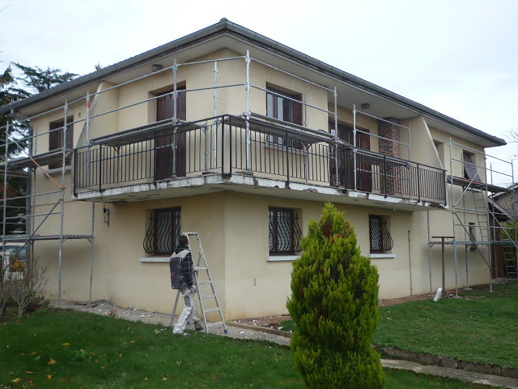 Échafaudages installés autour d'une maison