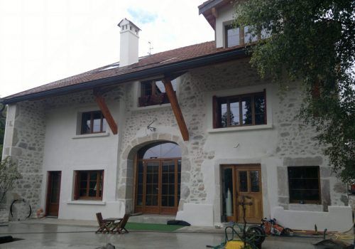 Façade d'une maison avec des pierres apparentes