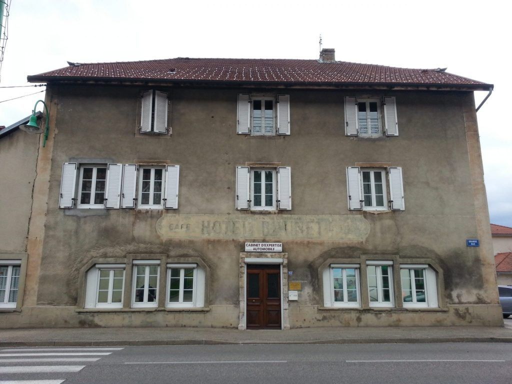 Façade vieillissante d'un ancien hôtel 