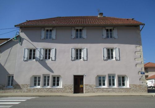Façade rénovée d'un ancien hôtel 