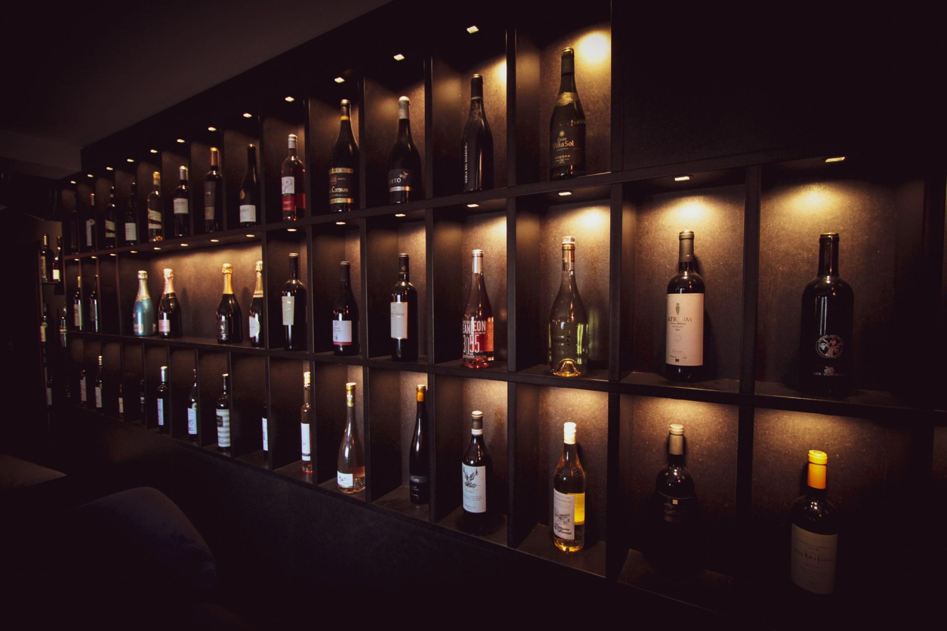 De nombreuses bouteilles de vin sont alignées sur les étagères