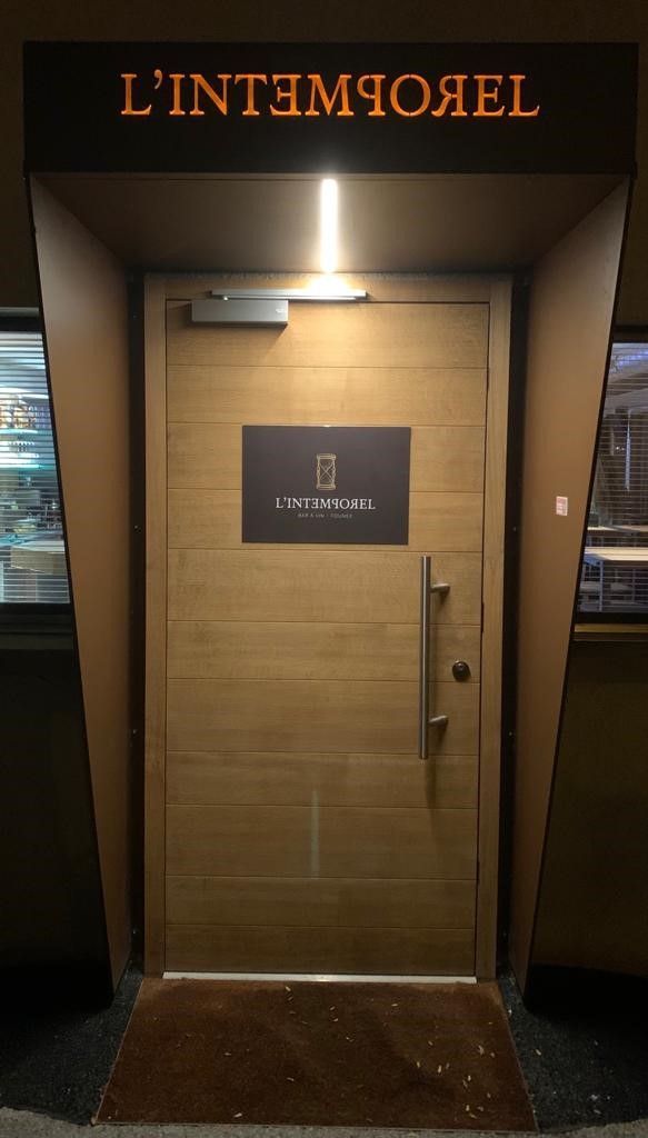 Une porte en bois avec un panneau au-dessus qui dit l'intimiel