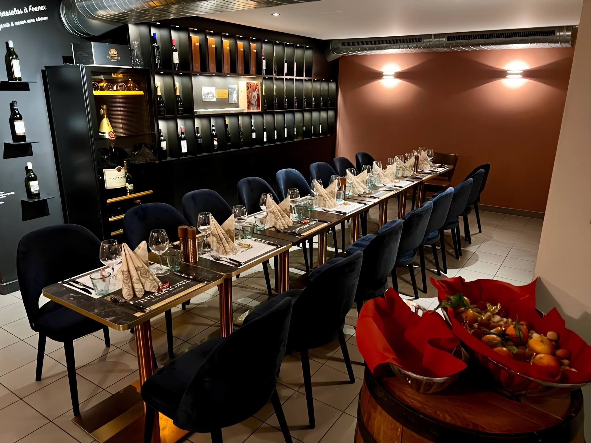 Une salle à manger avec une longue table et des chaises