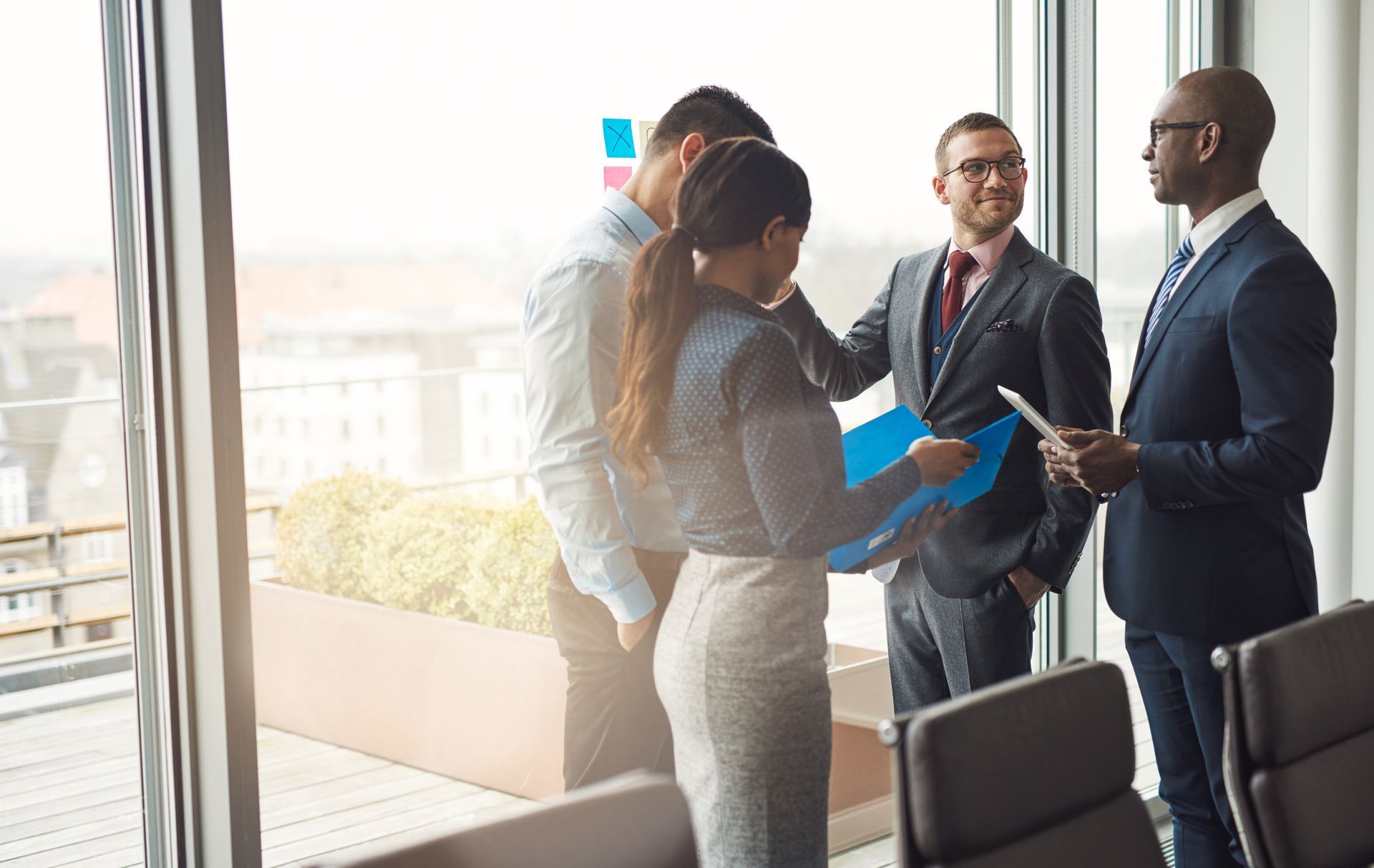Collaborateurs qui discutent dans un bureau