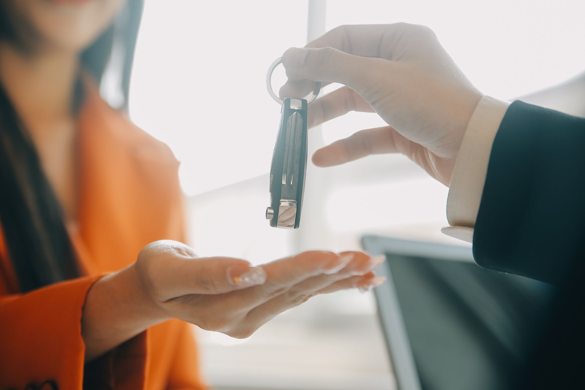 Une personne qui transmet une clé à une seconde personne