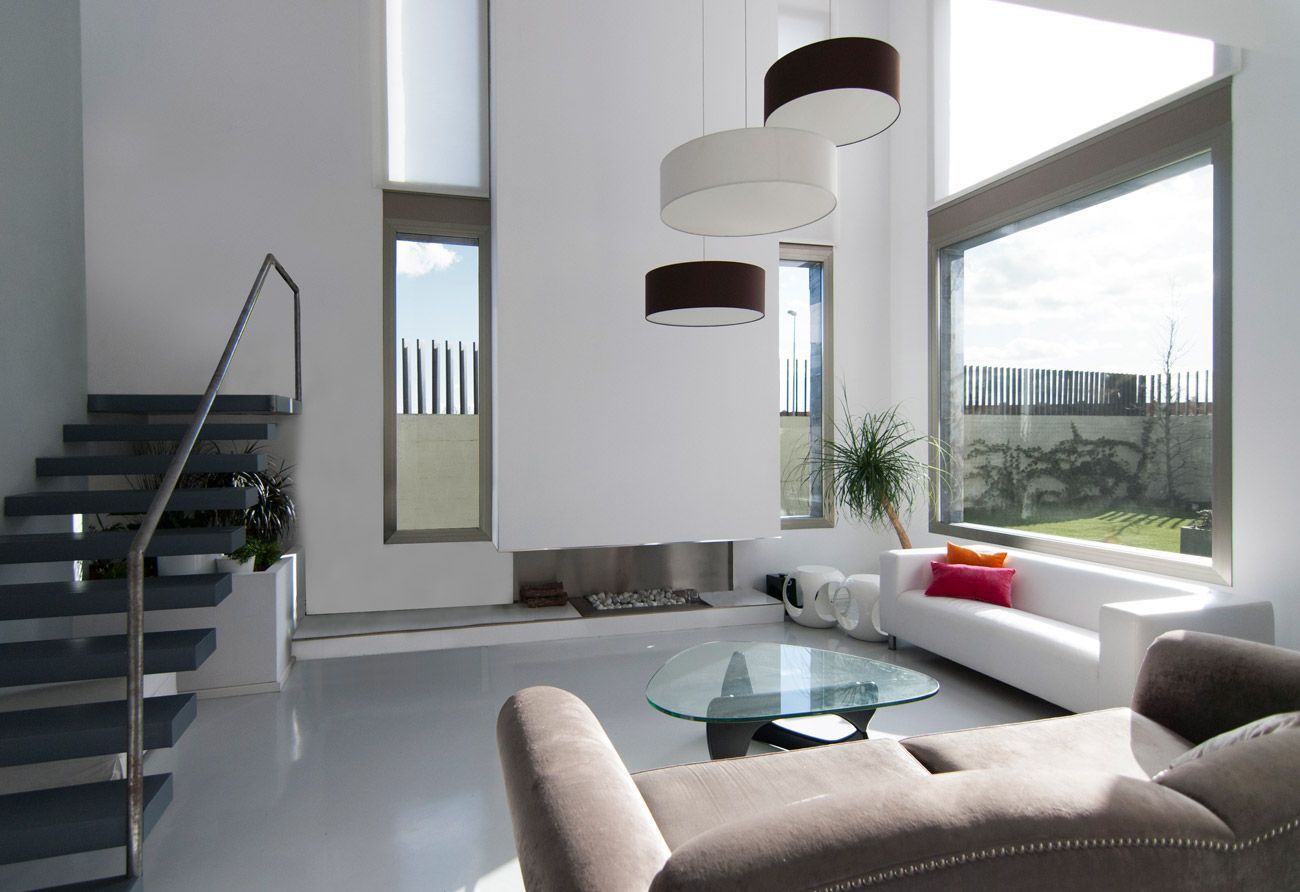 Una sala de estar con escalera y chimenea.