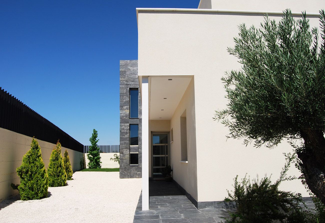 Una casa blanca con un árbol delante