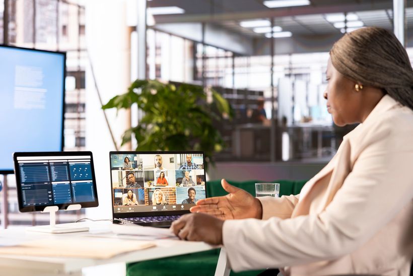 Une femme dans un bureau