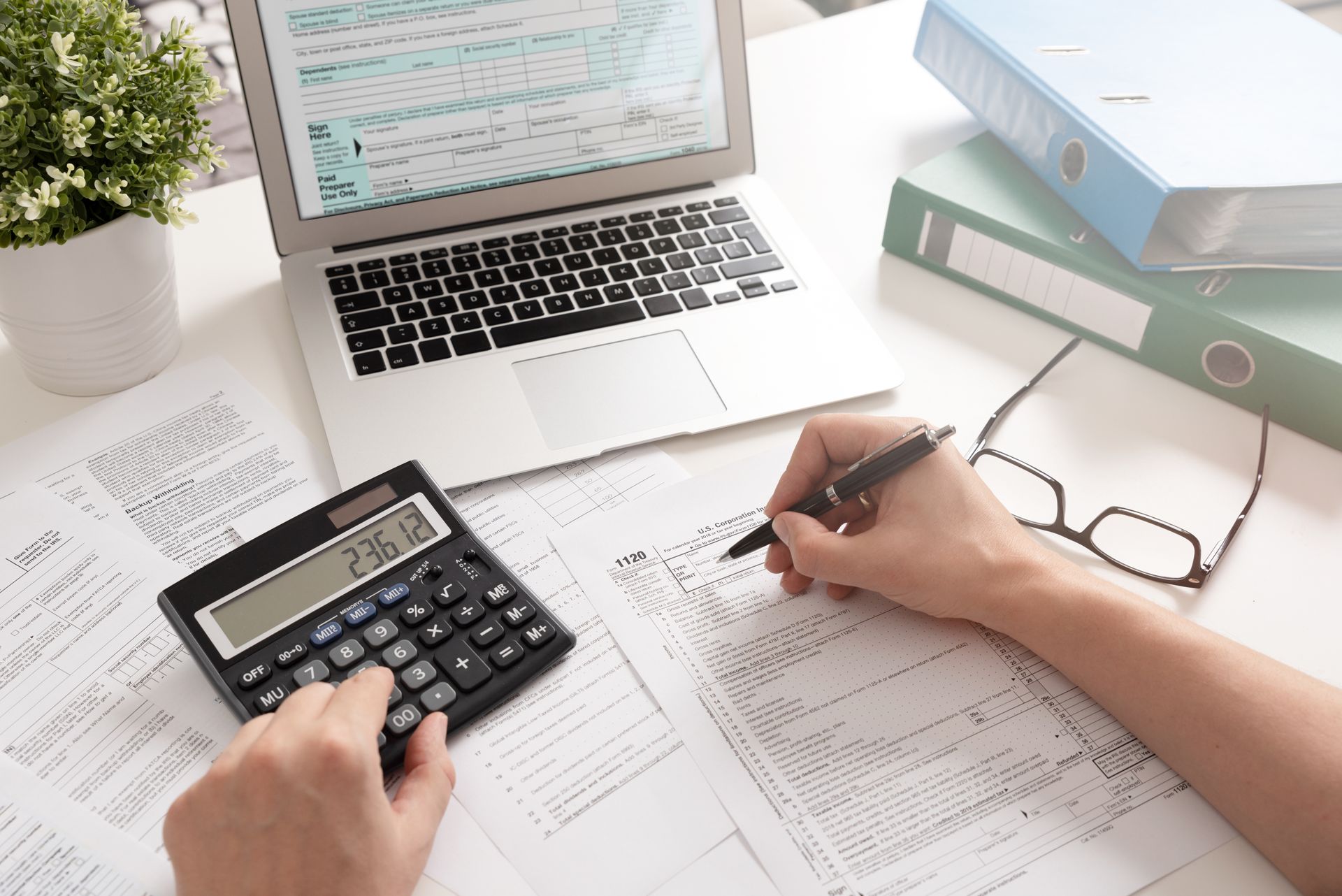 Un ordinateur et une calculatrice