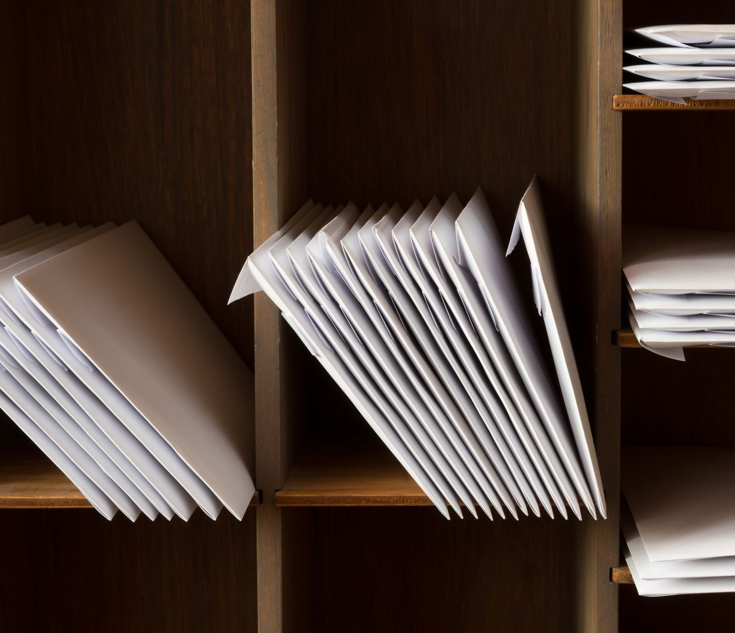 Des enveloppes dans un casier