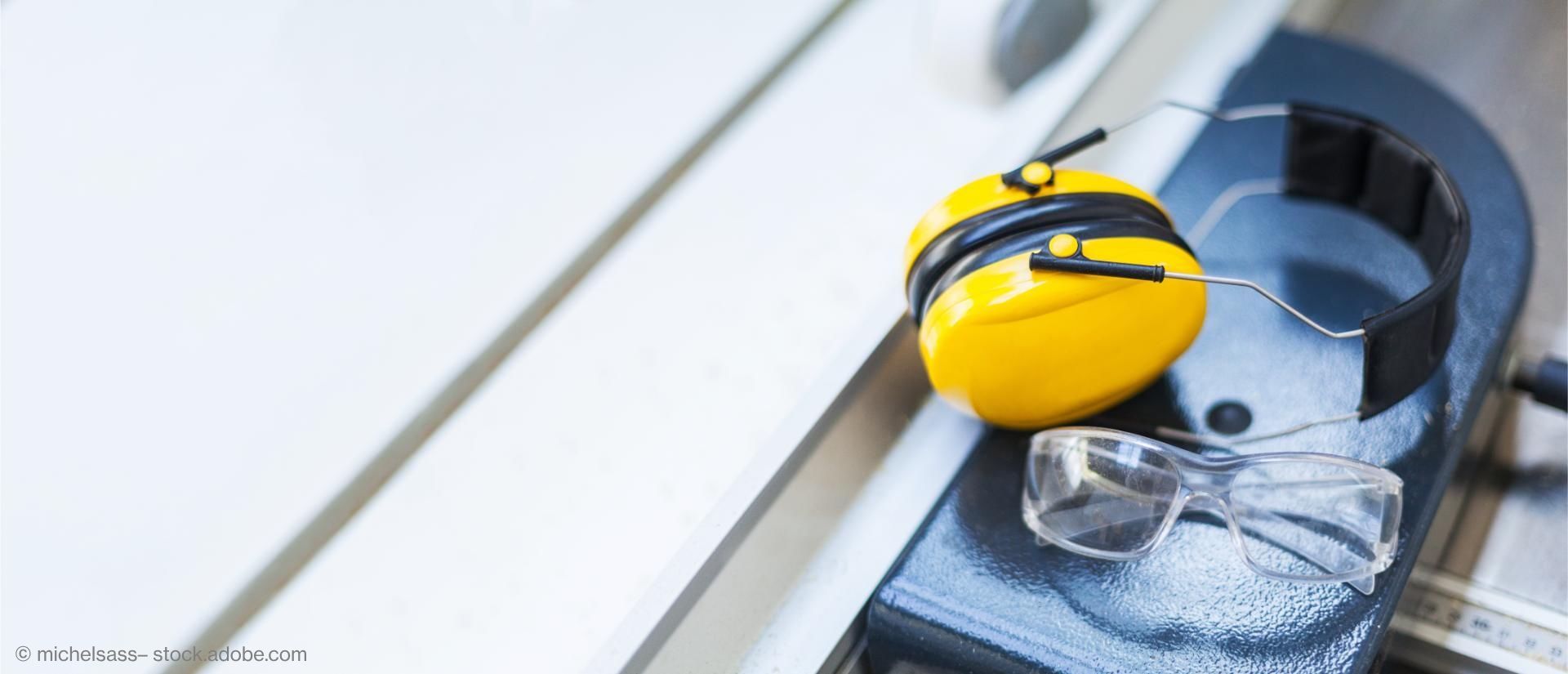 Gehörschutz und Schutzbrille als persönliche Schutzausrüstung am Arbeitsplatz