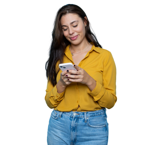 Femme utilisant son téléphone