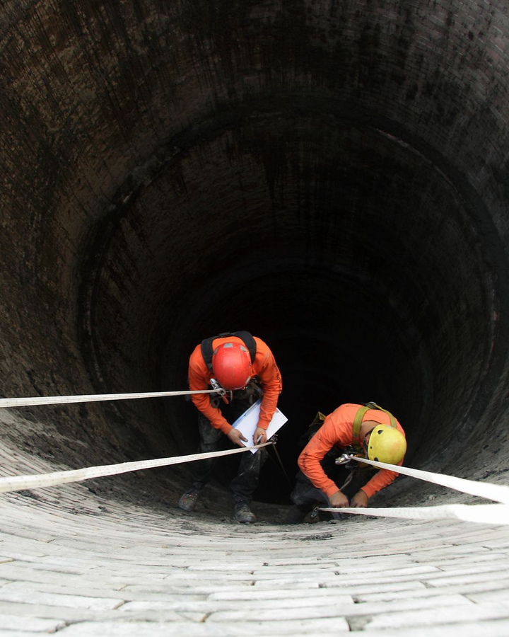 Cordistes dans un conduit