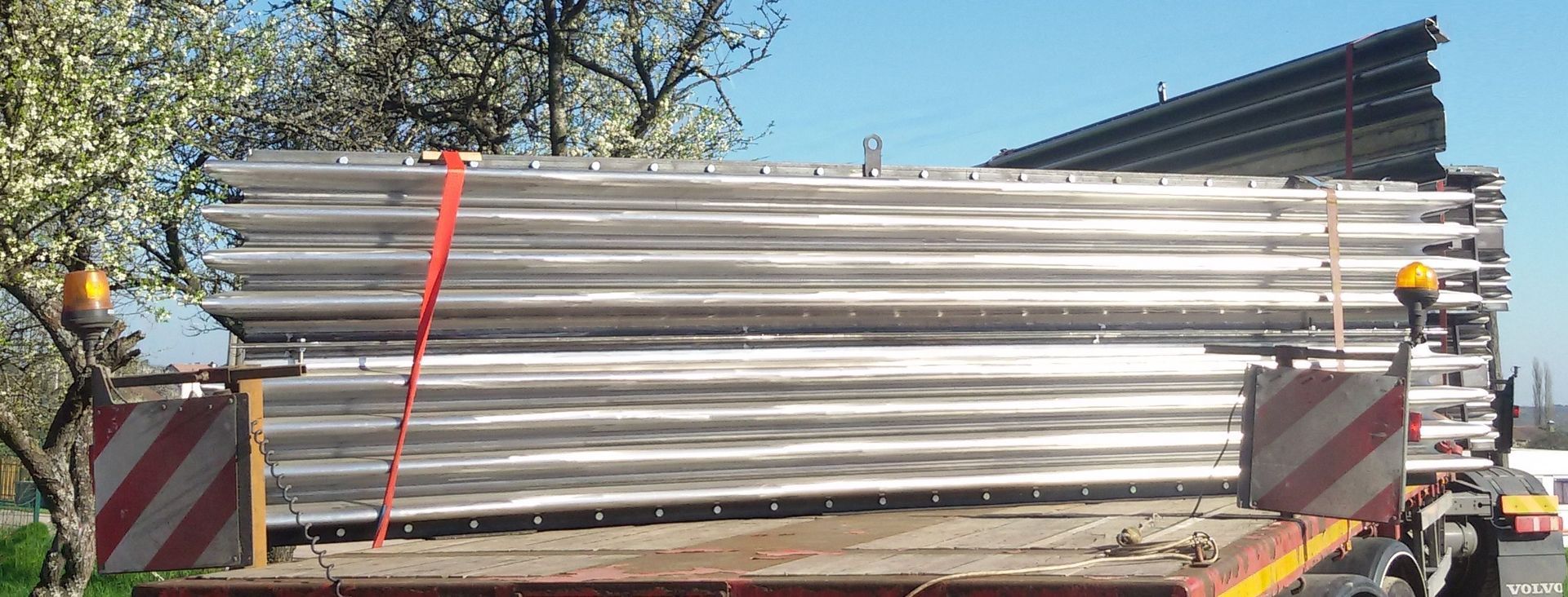 Remorque de camion chargée avec des pièces de chaudronnerie