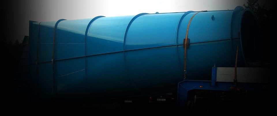 Transport d'une grande pièce en acier bleue sur un poids lourd