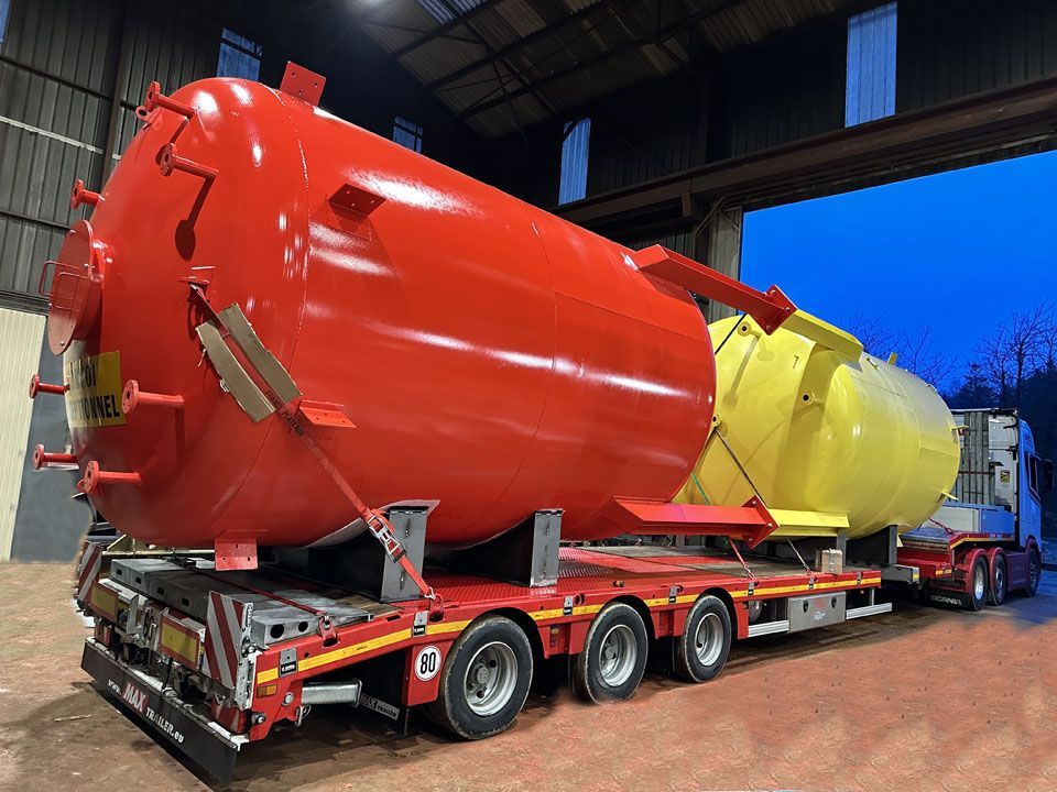 Deux grandes cuves rouge et jaune