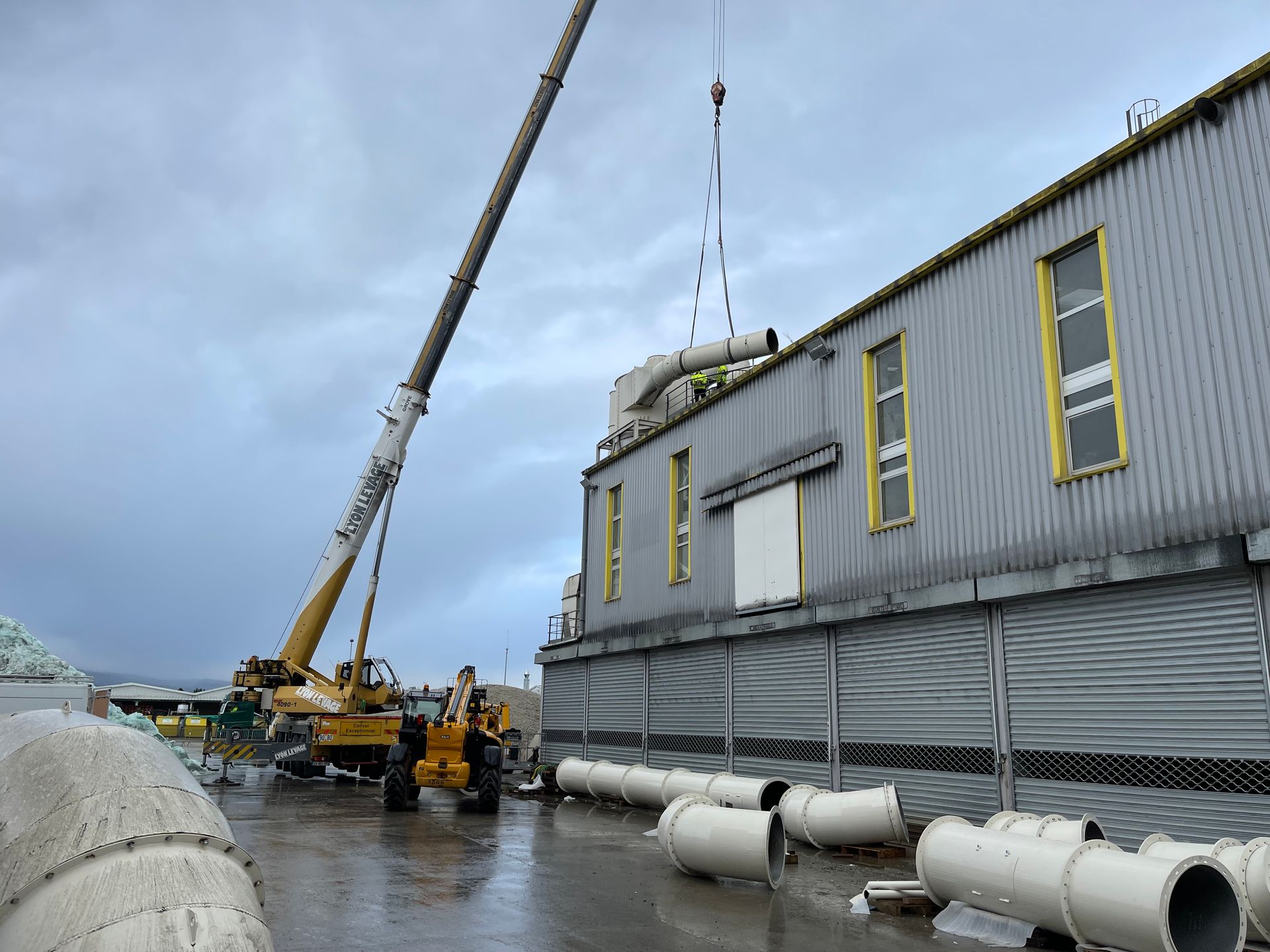 Grue de levage avec de grands tubes en acier