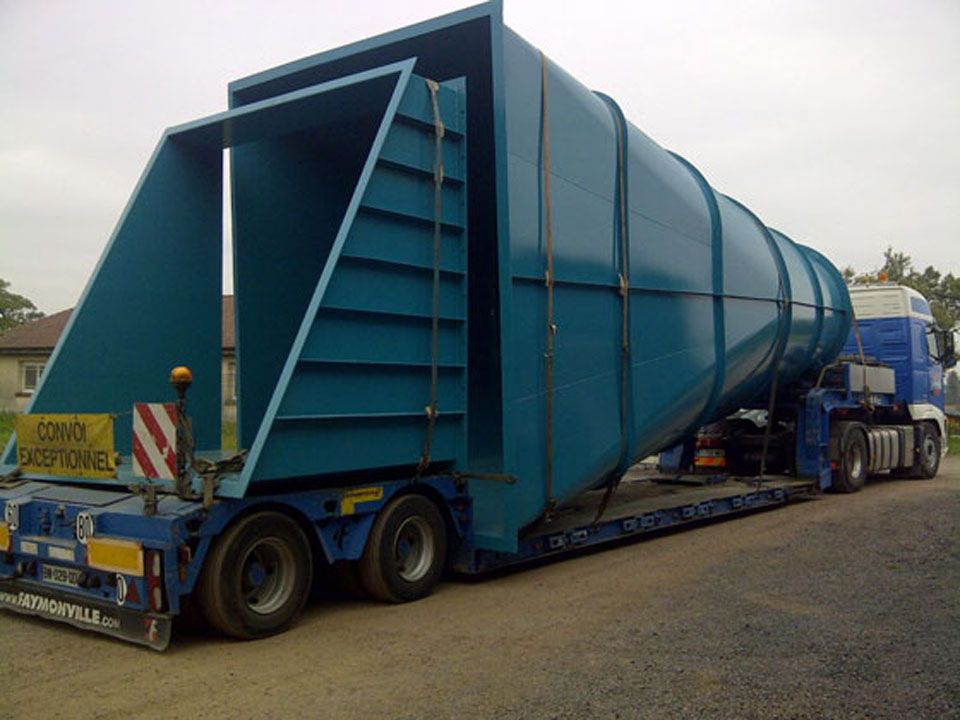 Convoi exceptionnel d'une très grande pièce en acier bleue