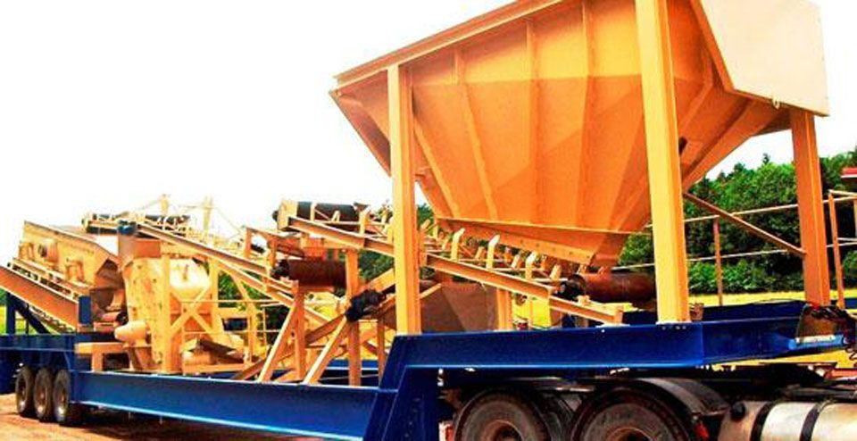 Transport d'une grande pièce jaune sur un camion