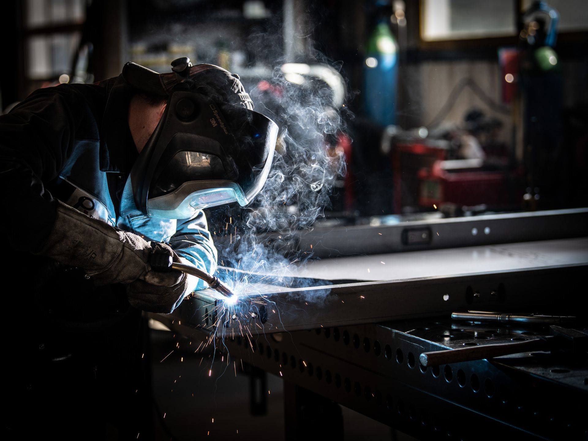 Soudeur qui travaille sur une grosse pièce de tole