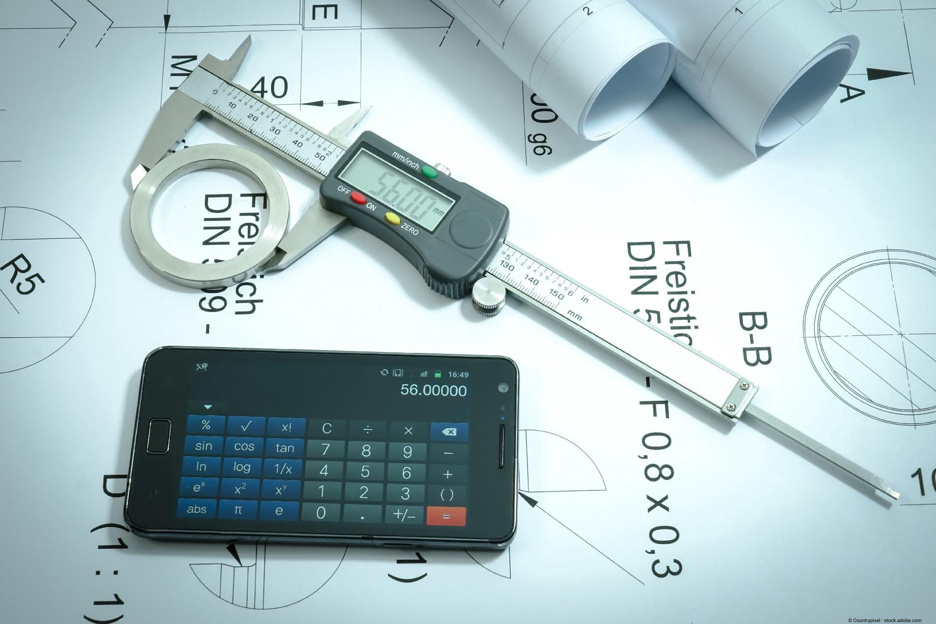 Nahaufnahme von Sicherungsautomaten in einem Verteilerkasten mit Schaltern und Anzeige.