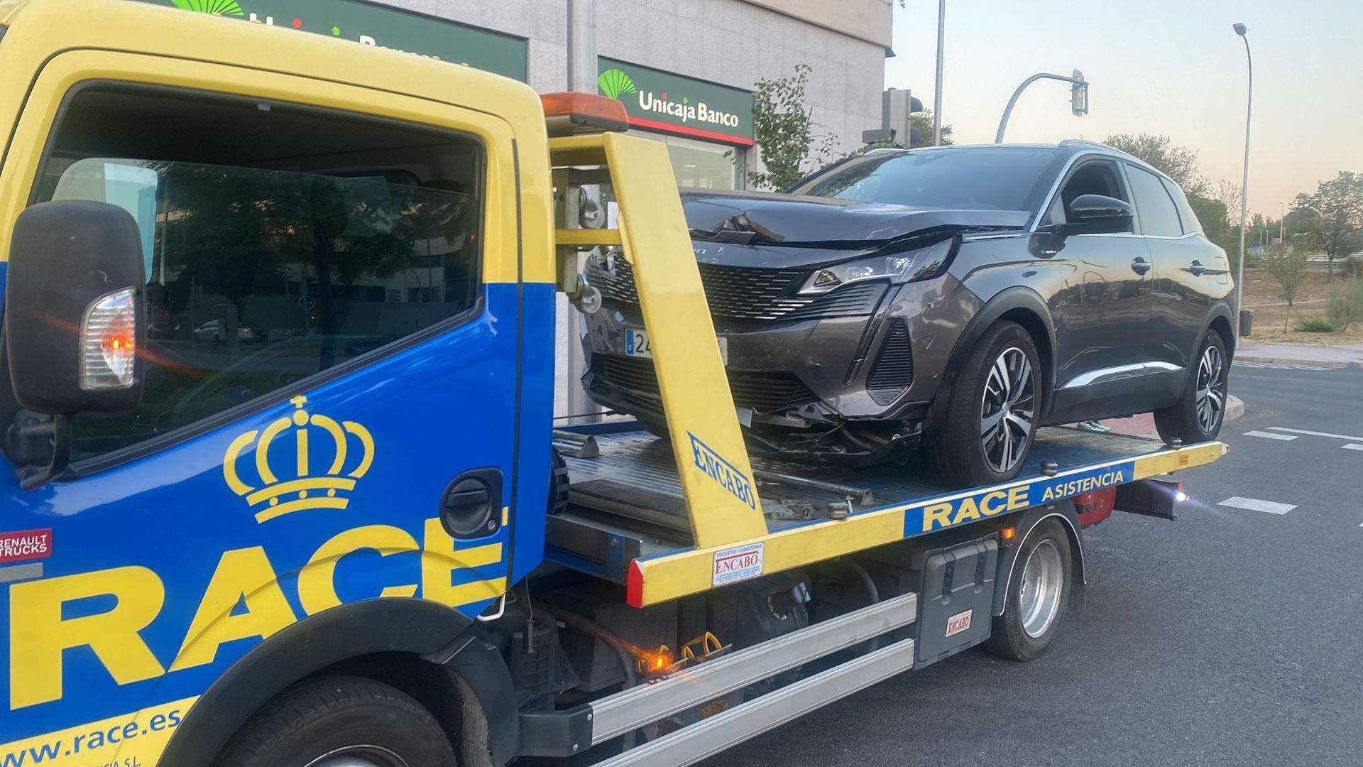 Una grúa con un coche en la parte trasera.