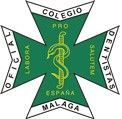 El logotipo del Colegio de Dentistas de Málaga es una cruz verde con una serpiente sobre ella.
