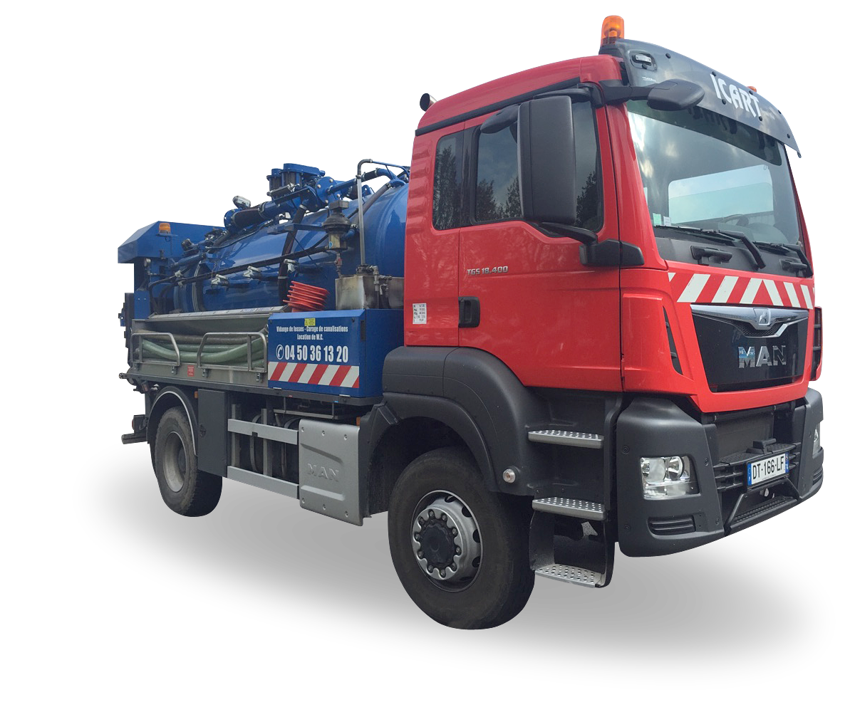 Camion aspirateur rouge MAN avec une grande cuve bleue pour le nettoyage des fosses septiques ou des canalisations, isolé sur fond blanc.