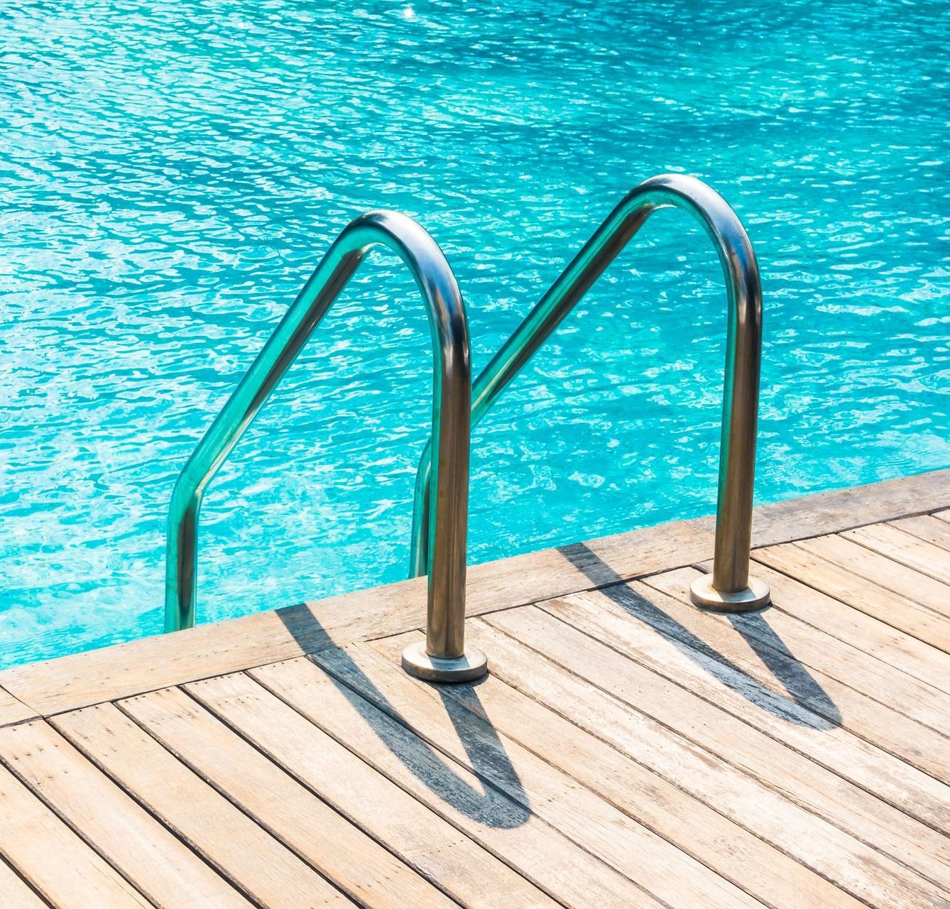 Une échelle de piscine