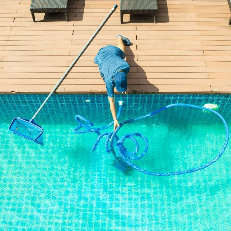 Un pisciniste avec du matériel de piscine