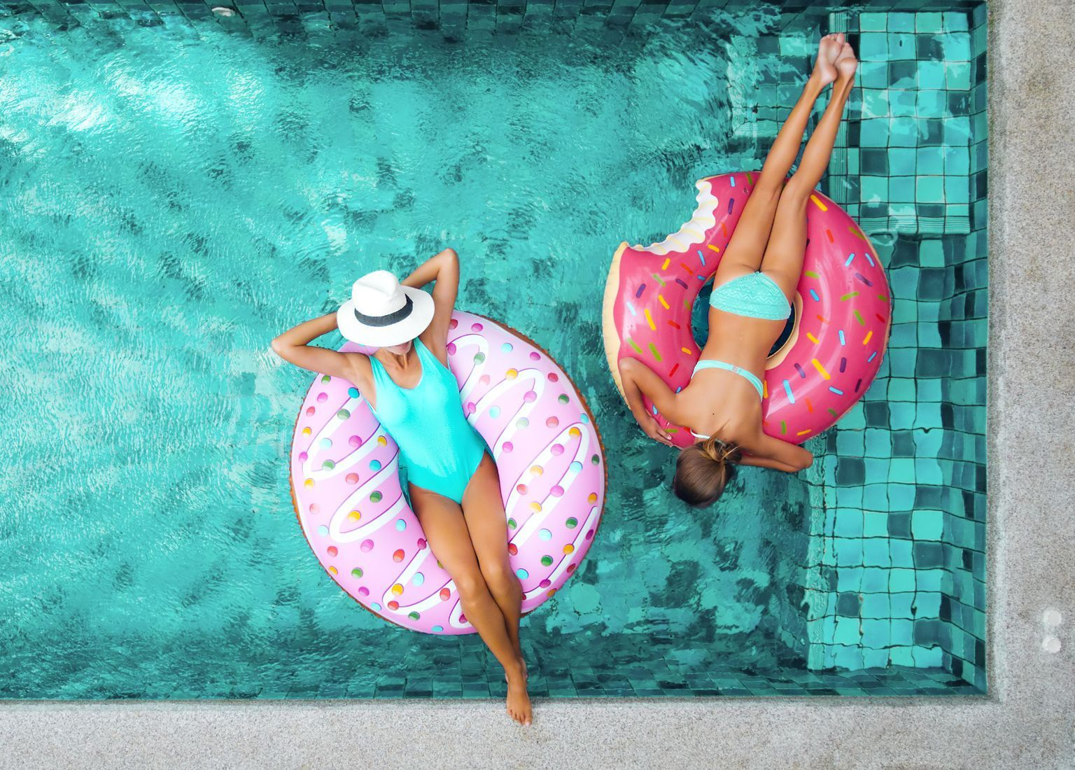Deux personnes qui se détendent dans une piscine