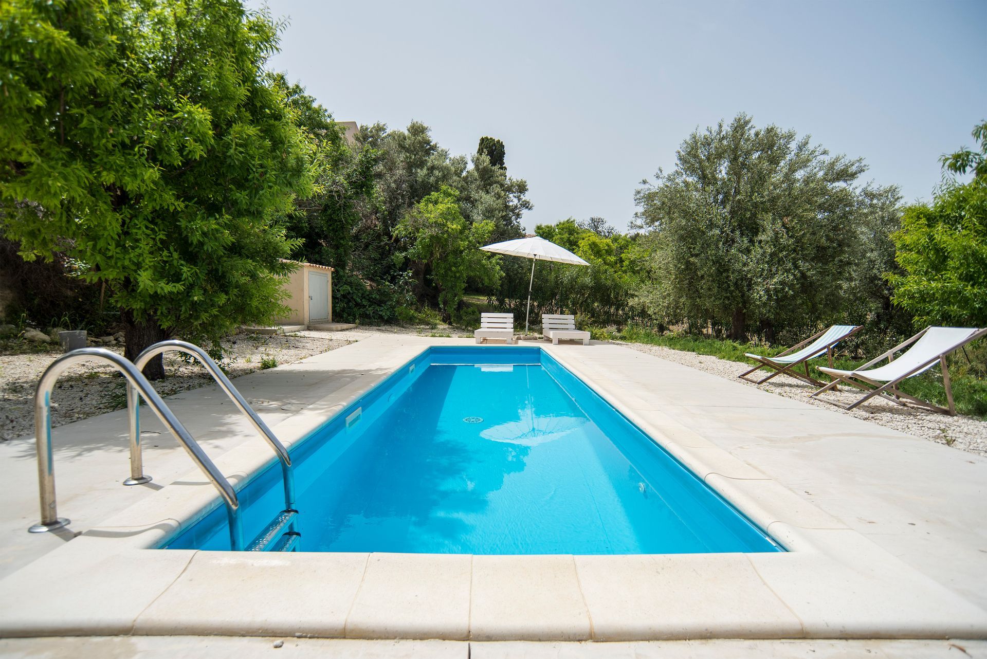 Une piscine rectangulaire