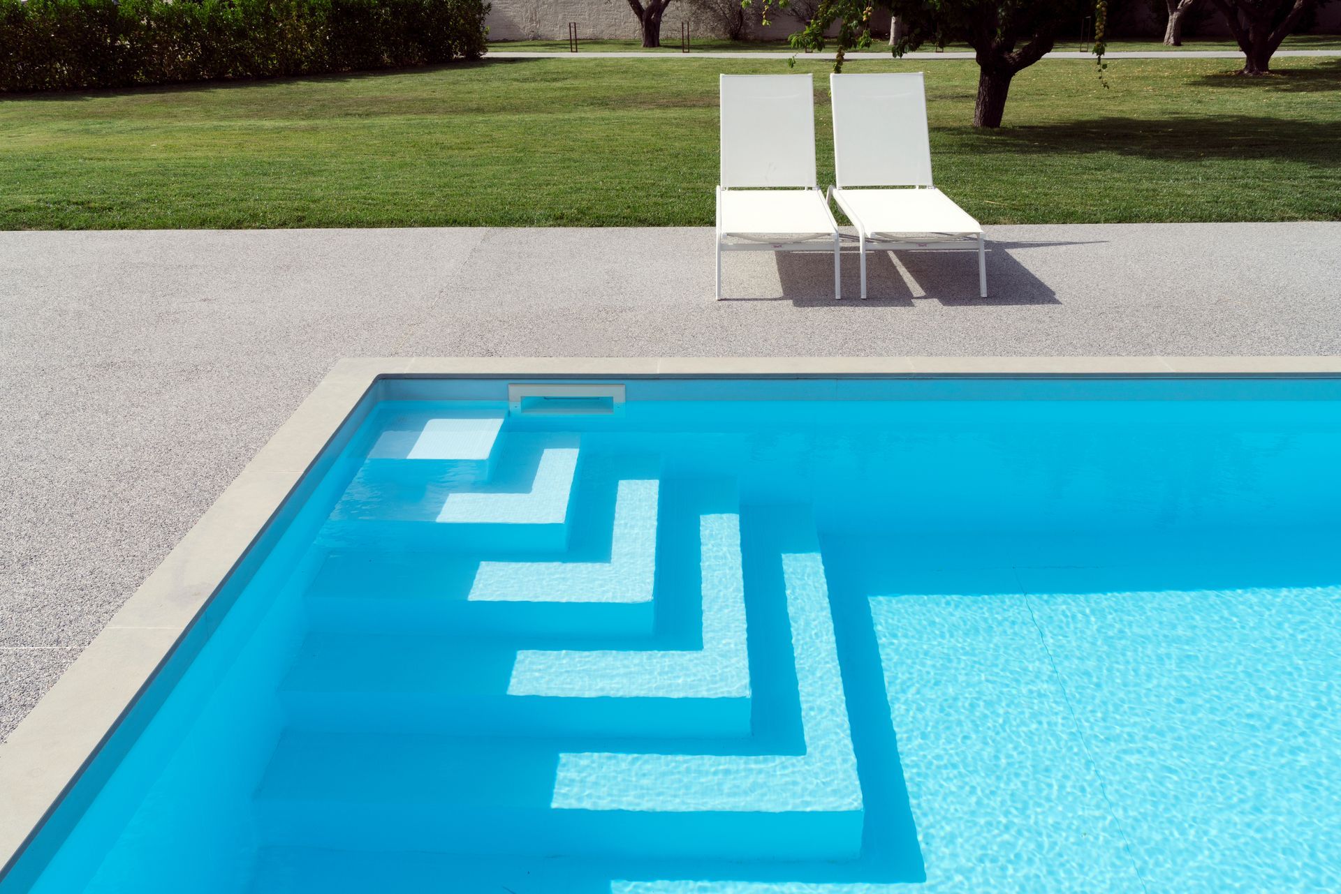 Un escalier de piscine