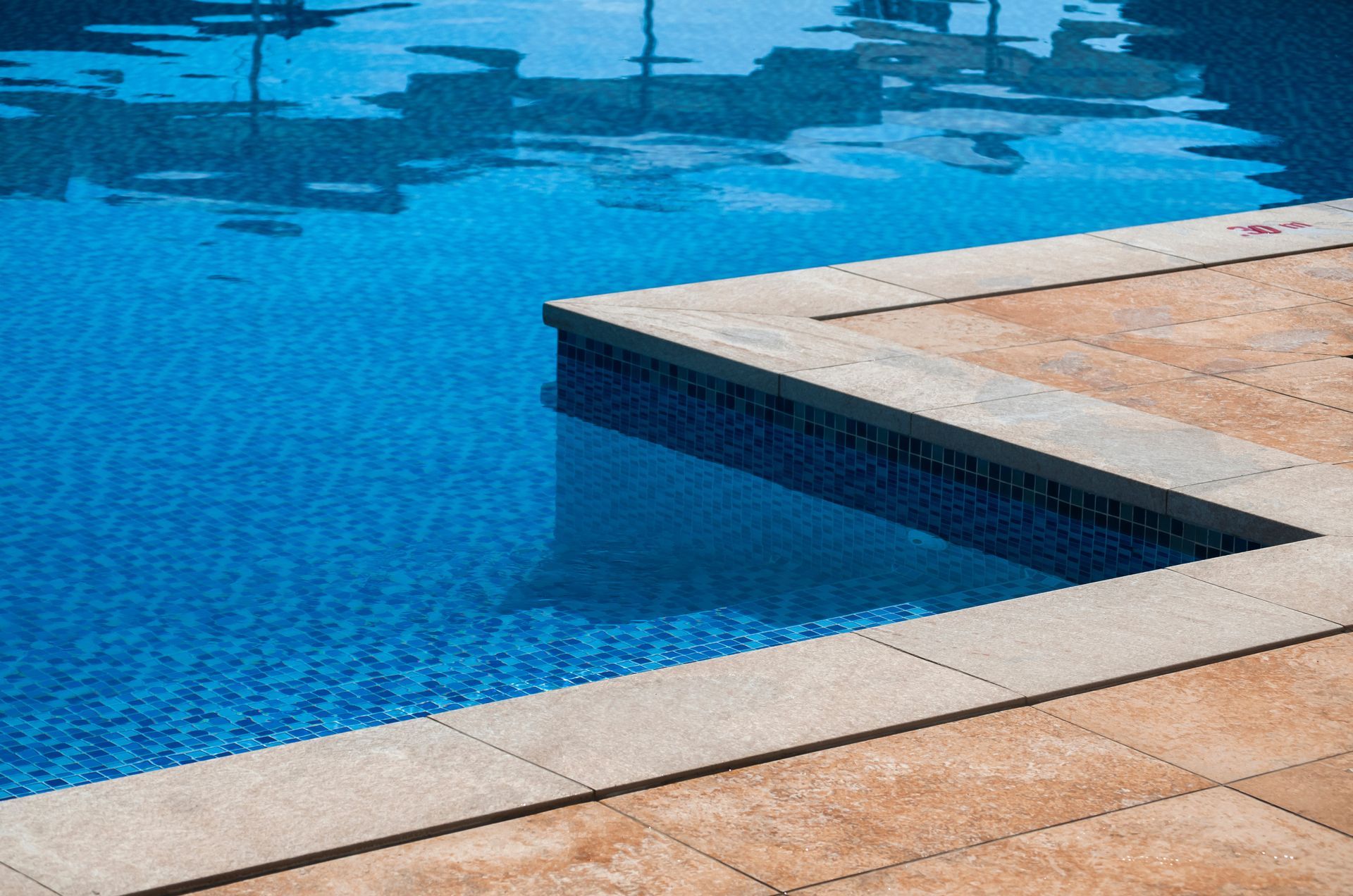 Gros plan sur une piscine enterrée