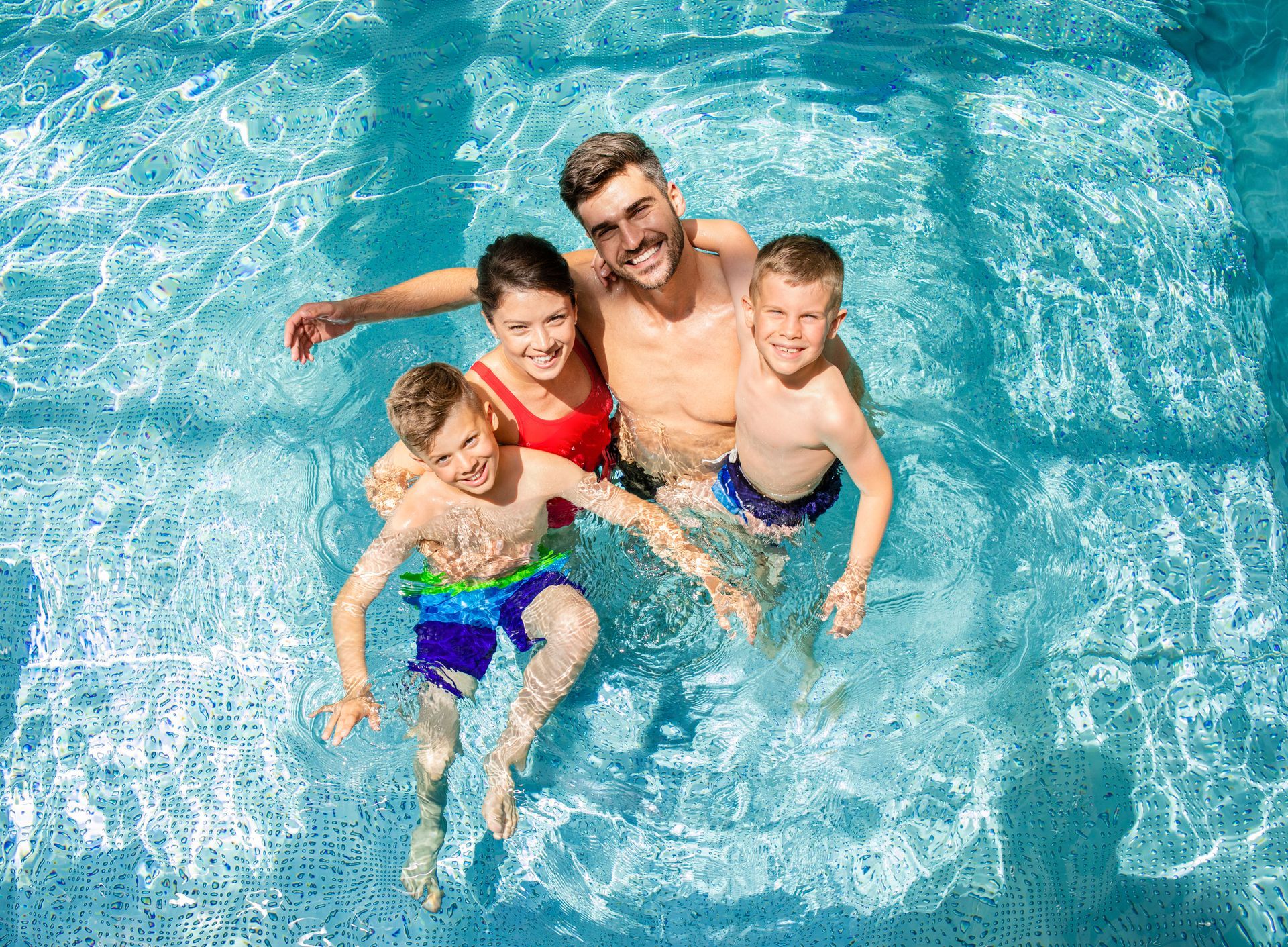 Une famille qui se baigne dans une piscine