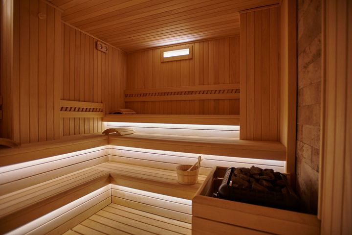 Un jacuzzi entouré de palmiers