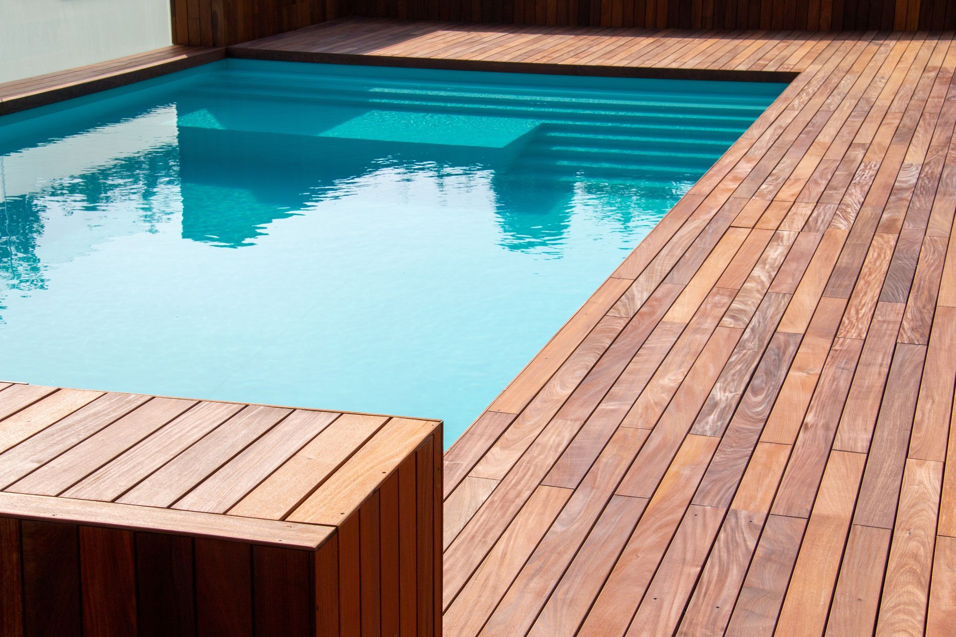Une piscine avec une terrasse en bois