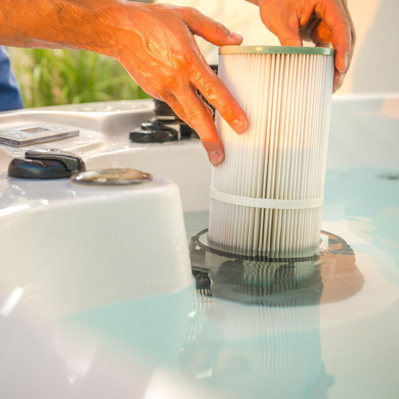 Un technicien qui contrôle la filtration d'un spa