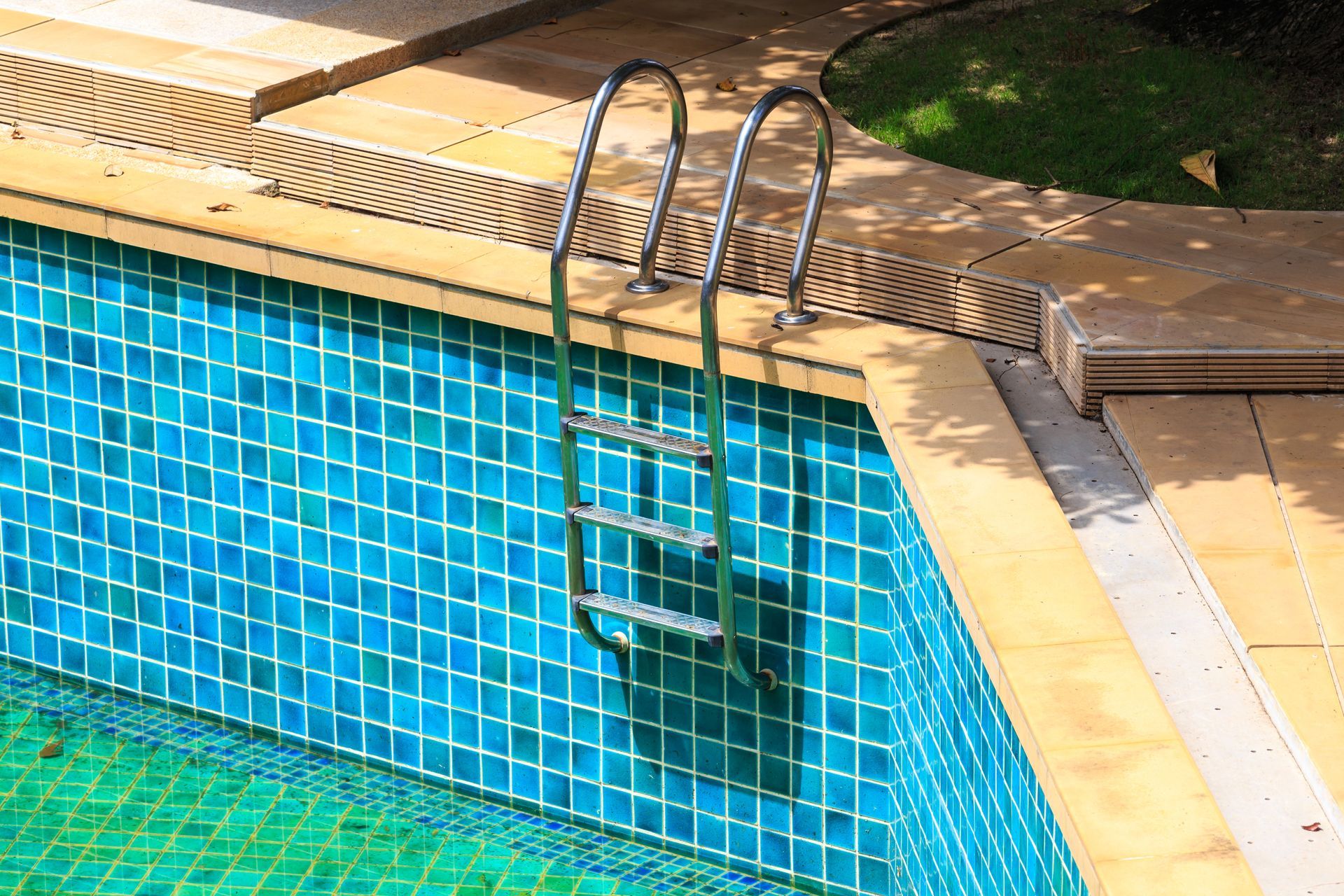 Une piscine délabrée