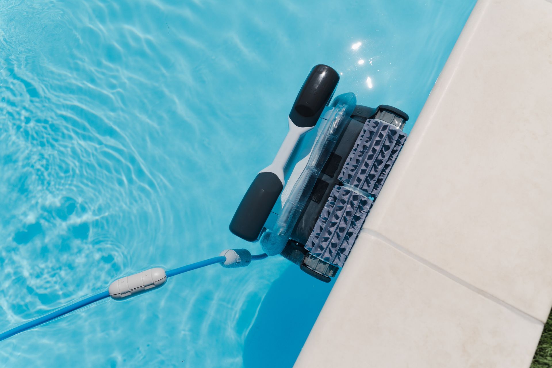 Un robot de nettoyage dans une piscine