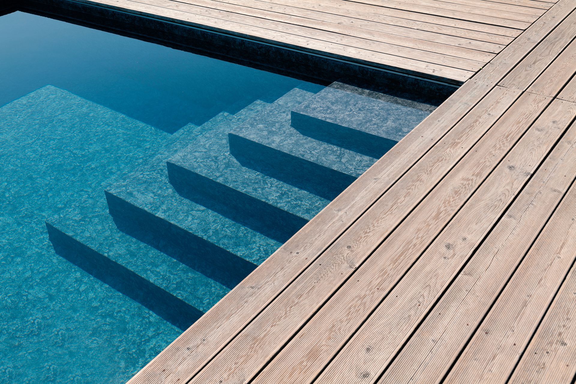 Une piscine avec un revêtement qui imite la pierre
