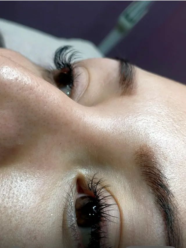 Un primer plano del rostro de una mujer con pestañas largas.