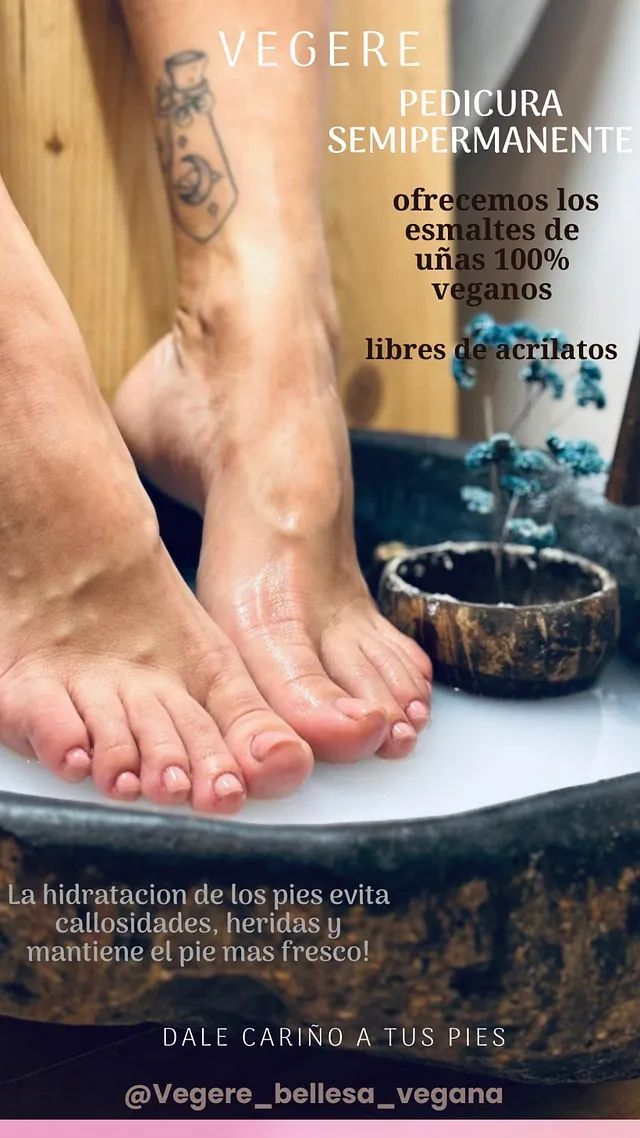 Los pies de una mujer están sentados en un recipiente con agua.