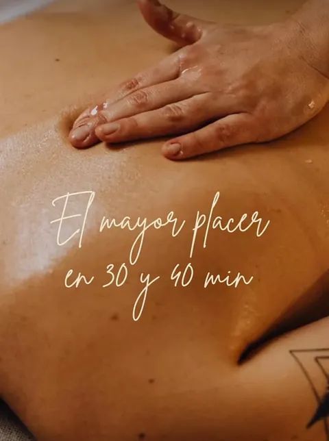 Una persona está recibiendo un masaje con las palabras el mayor placer en 30 y 40 min