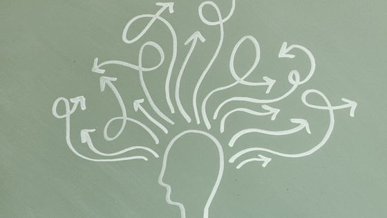 Cabeza de silueta con flechas blancas que giran hacia afuera, sugiriendo pensamientos o ideas.