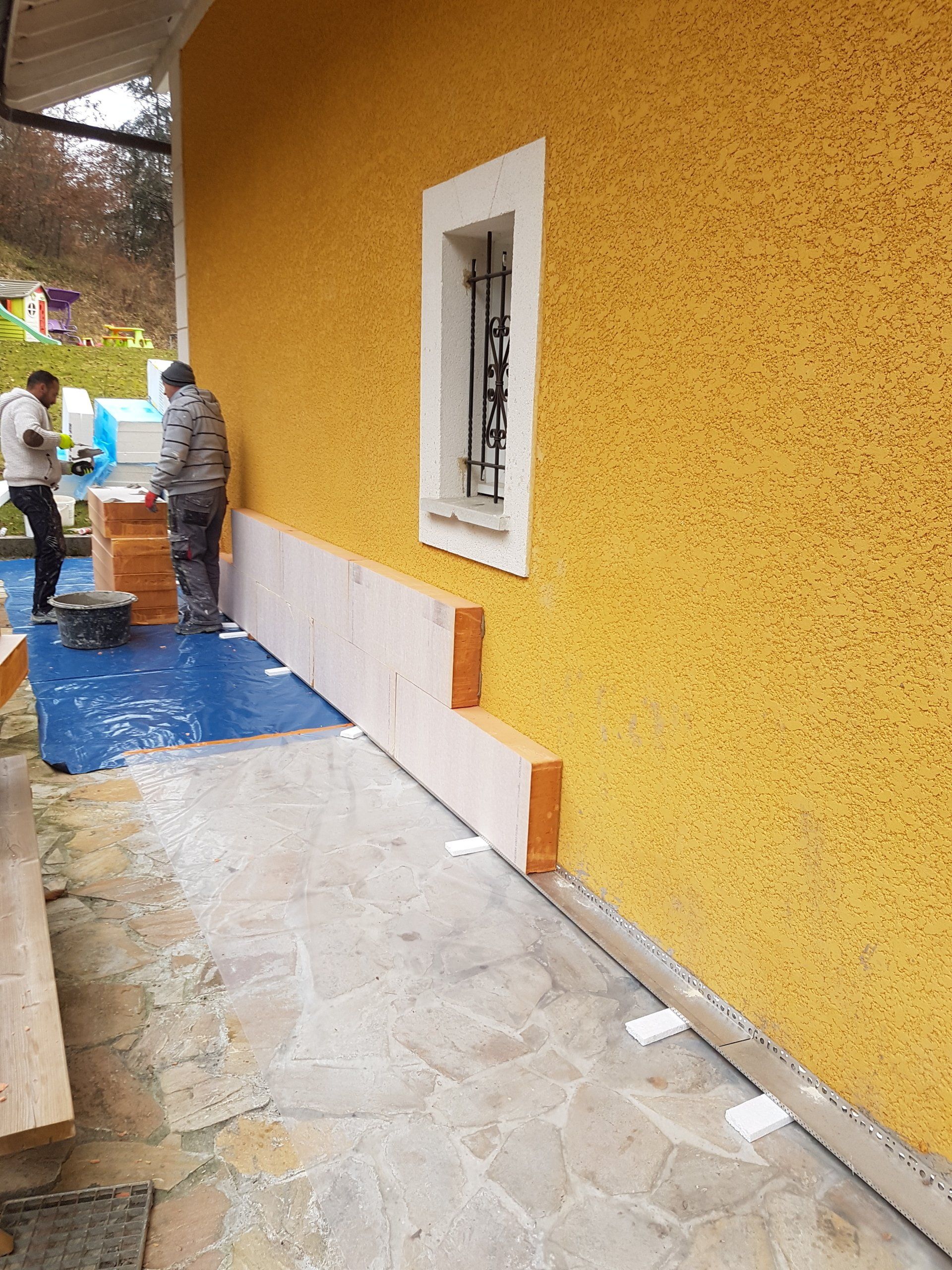 La façade d'une maison peinte en jaune