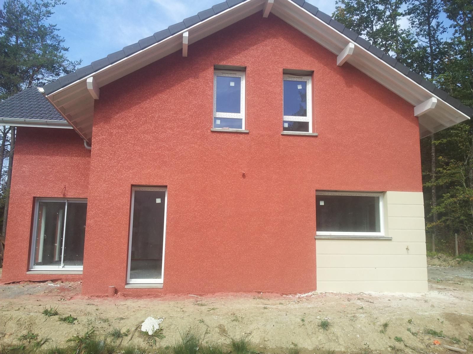 Une façade de maison peinte en rouge